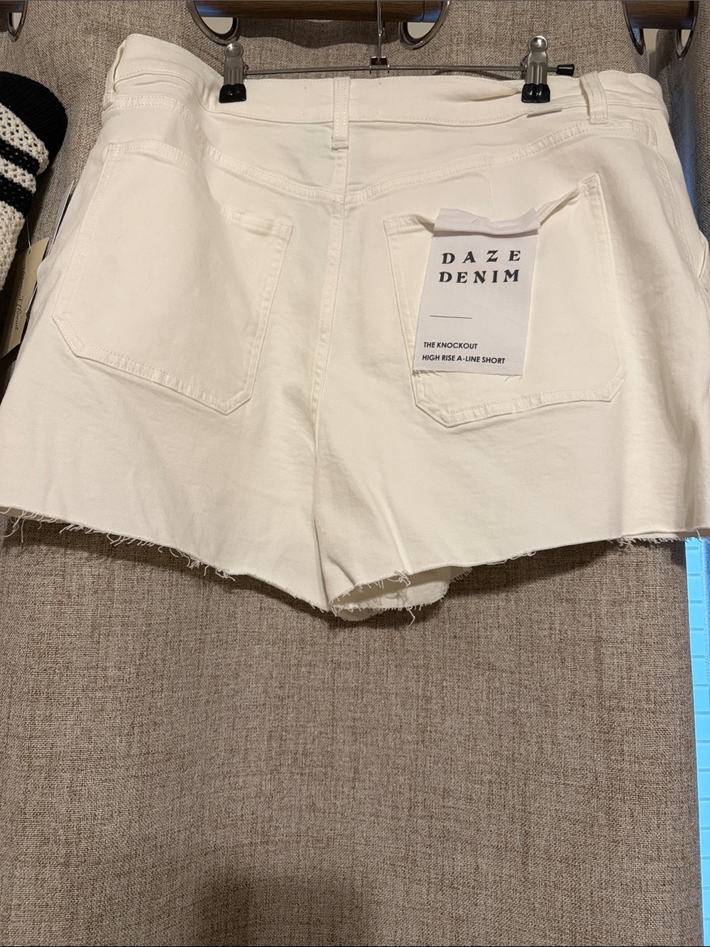 Daze Denim The Knockout Cargo High Rise A-Line Cargo Short - 32 - Picture 6 of 6